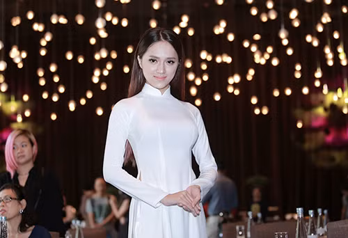 Hương Giang Idol mượn áo dài khoe vòng 1 căng tràn - 2