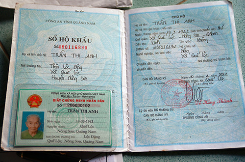 Cuốn sổ hộ khẩu duy nhất tên bà Anh. Ảnh: Nguyễn Đông. cu-ba-ban-ve-so-nuoi-dong-nghiep-gay-chan-1