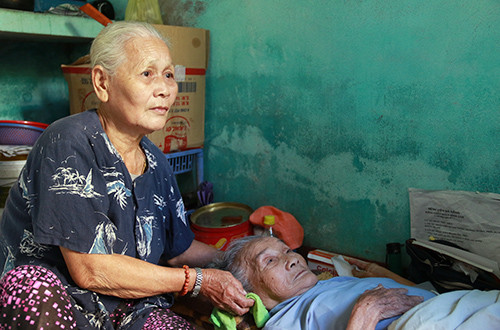 Bà Quế cho biết không thấy phiền khi chăm sóc cho "đồng nghiệp", nhưng tương lai của bà Anh thì thật đáng lo. Ảnh: Nguyễn Đông. cu-ba-ban-ve-so-nuoi-dong-nghiep-gay-chan-2