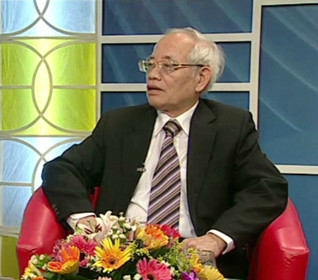 Bác sĩ cao cấp Nguyễn Văn Lộc -Trưởng khoa hô hấp, nguyên Phó giám đốc bệnh viện Nhi Trung ương.