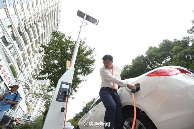 Trung Quốc lắp đèn đường phát sóng wifi ảnh 3