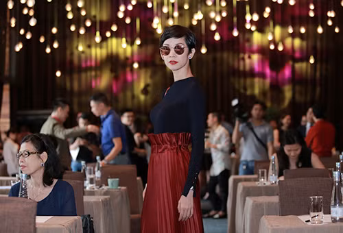 Hương Giang Idol mượn áo dài khoe vòng 1 căng tràn - 8