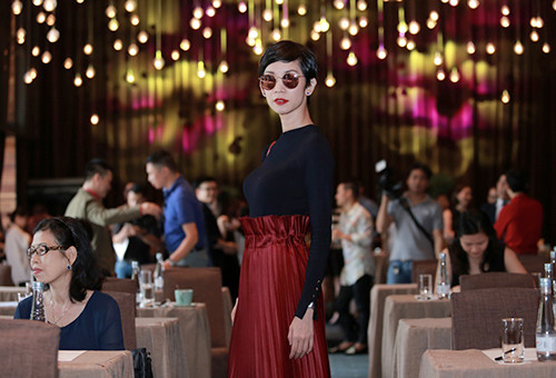 Hương Giang Idol mượn áo dài khoe vòng 1 căng tràn ảnh 8 Hương Giang Idol mượn áo dài khoe vòng 1 căng tràn - 8