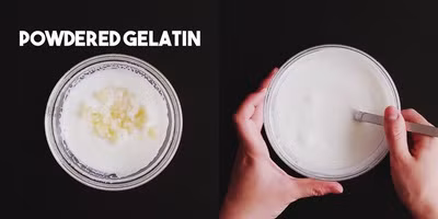 Cho sữa trộn cùng với 3 muỗng canh đường vào bát. Bọc lại bằng màng bọc thực phẩm sau đó cho vào lò vi sóng 1 phút. Cho gelatin vào trộn đến khi hỗn hợp hòa tan thì cho nước cốt dừa và whipping cream vào.