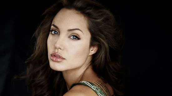 Angelina Jolie gián tiếp phủ nhận tin đồn chia tay