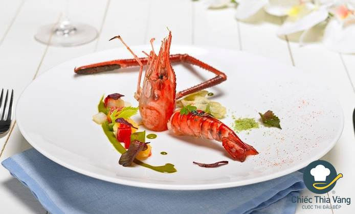 Bày món tôm xông trà theo cách của đầu bếp Chiếc thìa vàng.