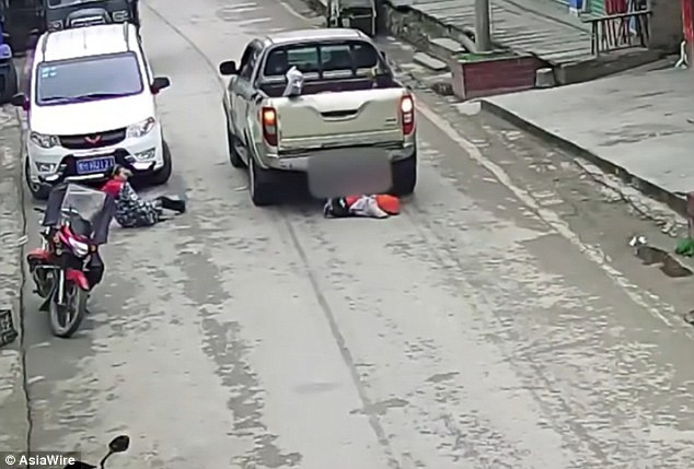 “Đứng tim” nhìn bé bị xe hơi đâm trước mặt mẹ