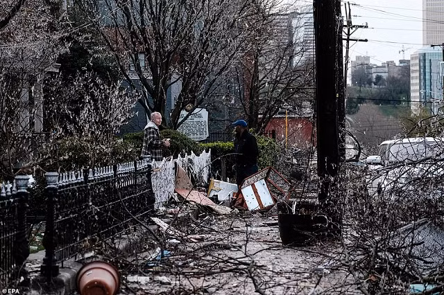 Mỹ: Cảnh tan hoang sau khi siêu lốc xoáy quét qua