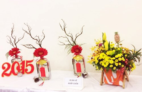 Khéo tay cắm hoa tết