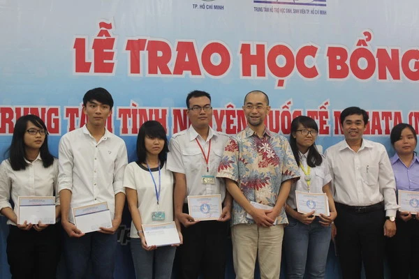 Ông Kaneko Yoji (Chủ tịch NVC) cùng ông Quách Hải Đạt trao học bổng cho các SV 