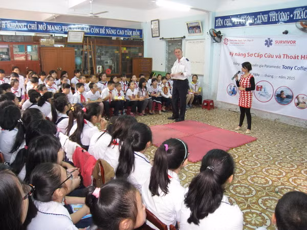 Học sinh, giáo viên, phụ huynh hào hứng tham gia chương trình đào tạo.