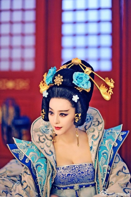 Chỉ là Chiêu Nghi, hàng phi Nhị Phẩm nhưng Võ Mỵ Nương cũng được ăn mặc, hộ tống như hoàng hậu. 