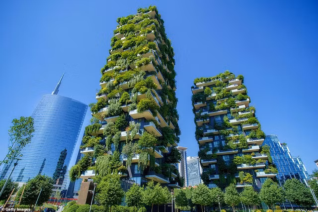 Chung cư Bosco Verticale (Vườn thẳng đứng) được hoàn thành cách đây 7 năm ở Milan, Italy bao gồm 2 tháp được thiết kế với ban công nhô ra ngoài, cho phép cây cối và các thảm thực vật phát triển, tạo thành những tòa tháp xanh tươi.