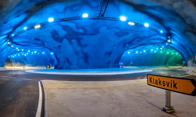 Điểm tham quan mới nhất ở quần đảo Faroe là đường vòng dưới nước đầu tiên trên thế giới. Công trình này có hình con sứa và nằm tại điểm giao nhau của 2 đường hầm nối các đảo.