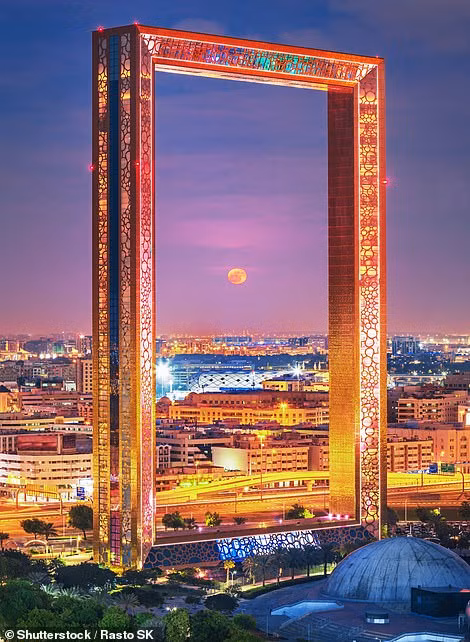 Kể từ năm 2018, Các tiểu vương quốc Ả rập thống nhất xuất hiện “Khung cửa Dubai”, một cấu trúc có hình khung ảnh khổng lồ nhìn về một bên là Dubai lịch sử và một bên nhìn về Dubai hiện đại