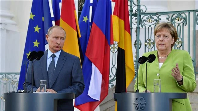 Thủ tướng Đức Angela Merkel (phải) và Tổng thống Nga Vladimir Putin