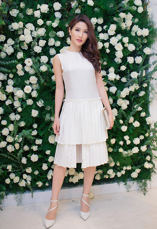 Trong trang phục của Lâm Gia Khang, Diễm My 9X nổi bật với hình ảnh nhẹ nhàng, thanh thoát. Váy xếp tầng ly nhỏ là chọn lựa phù hợp vóc dáng cân đối. Ảnh: PBB