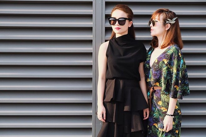 Yến Trang cũng sở hữu một trong những thiết kế bắt nhịp trào lưu. Trong ảnh, nữ ca sĩ diện váy tối màu, xếp tầng so le phá cách. Ảnh: FBNV