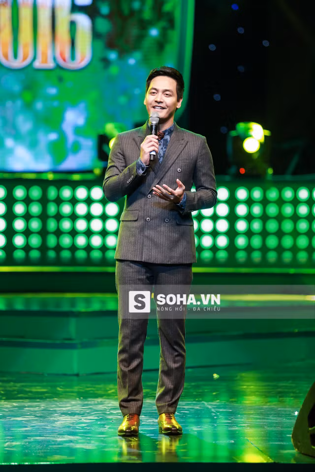  Anh chia sẻ: Gần đây, hầu như tôi không xuất hiện ở các chương trình nhiều như trước đây nữa mà chỉ xuất hiện ở sự kiện của các đơn vị thân thiết. Không có lý do gì quá đặc biệt cả, tôi chỉ muốn dành thời gian để nghỉ ngơi. 