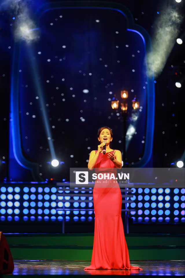  Không chỉ gây ấn tượng bằng giọng hát trong trẻo, ngọt ngào, phong cách trò truyện nhí nhảnh, hóm hỉnh của Hồng Nhung khiến khán giả đặc biệt yêu mến. 