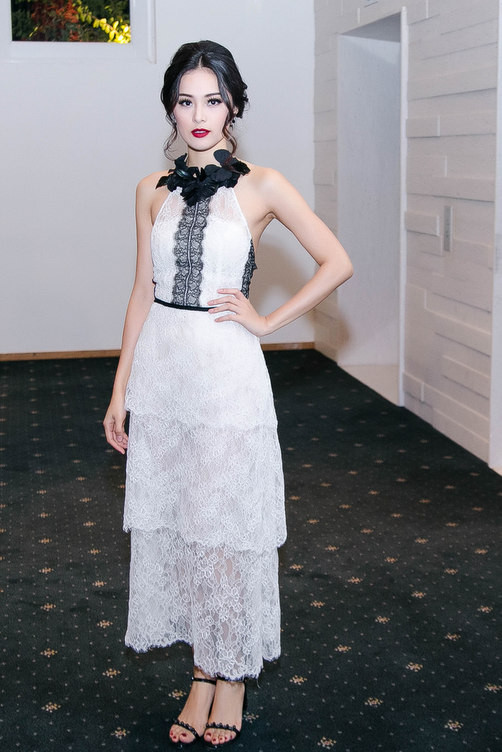 Bạn gái Cường Đô La - Hạ Vi - thanh lịch và duyên dáng khi khoác lên mình thiết kế ren cao cấp, chân váy xếp tầng của Lâm Gia Khang. Tông trang điểm đậm và tóc búi rũ giúp hot girl nổi bật ở sự kiện giải trí cuối năm 2015. Ảnh: Nguyễn Thành