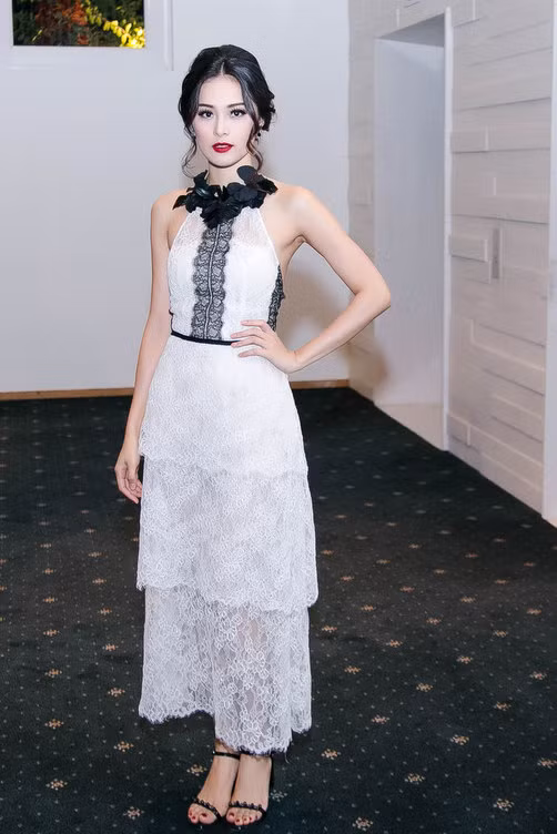Bạn gái Cường Đô La - Hạ Vi - thanh lịch và duyên dáng khi khoác lên mình thiết kế ren cao cấp, chân váy xếp tầng của Lâm Gia Khang. Tông trang điểm đậm và tóc búi rũ giúp hot girl nổi bật ở sự kiện giải trí cuối năm 2015. Ảnh: Nguyễn Thành