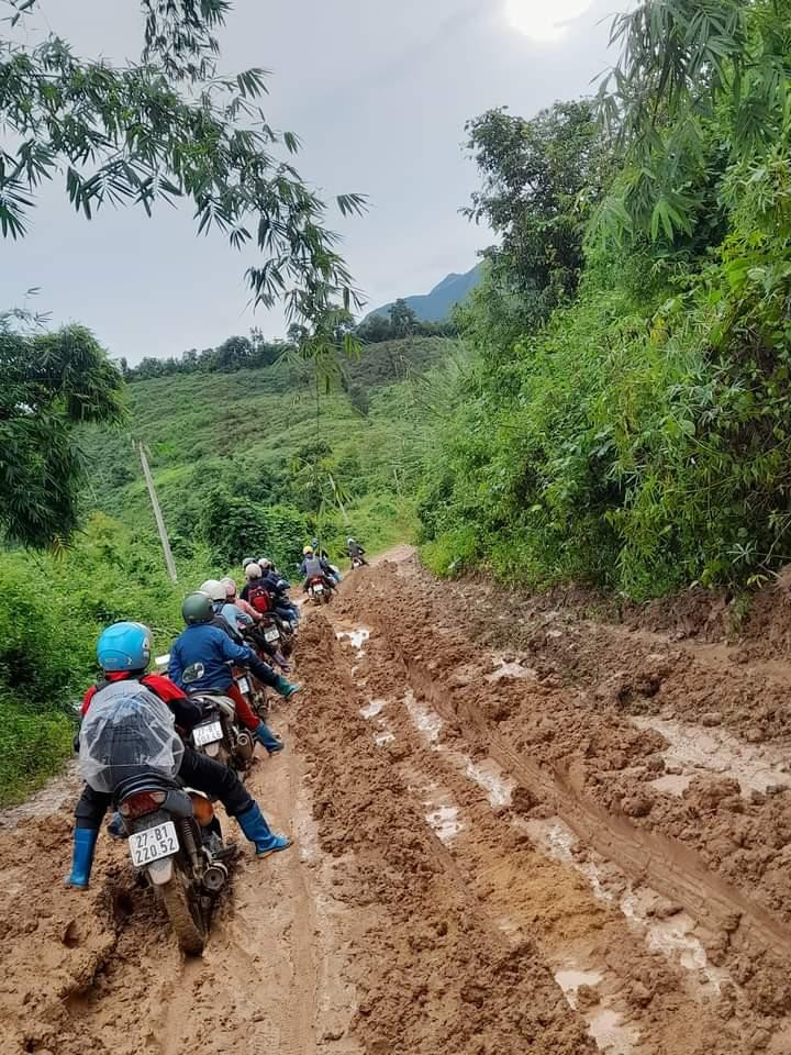 Giao thông đang là rào cản rất lớn trong thực hiện nhiệm vụ giáo dục ở vùng khó. Trong ảnh: Giáo viên Trường Mầm non Pú Hồng, huyện Điện Biên Đông vượt đường lầy lội đến trường. Giao thông đang là rào cản rất lớn trong thực hiện nhiệm vụ giáo dục ở vùng khó. Trong ảnh: Giáo viên Trường Mầm non Pú Hồng, huyện Điện Biên Đông vượt đường lầy lội đến trường.