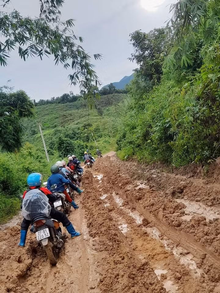 Giao thông đang là rào cản rất lớn trong thực hiện nhiệm vụ giáo dục ở vùng khó. Trong ảnh: Giáo viên Trường Mầm non Pú Hồng, huyện Điện Biên Đông vượt đường lầy lội đến trường.
