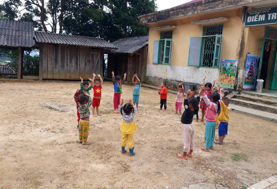 Cơ sở vật chất tại nhiều trường vùng khó thiếu đồng bộ, chưa đảm bảo công tác giảng dạy, chăm sóc trẻ. Trong ảnh: Giờ học ngoài trời của học sinh Trường Mầm non Trung Thu, huyện Tủa Chùa. Cơ sở vật chất tại nhiều trường vùng khó thiếu đồng bộ, chưa đảm bảo công tác giảng dạy, chăm sóc trẻ. Trong ảnh: Giờ học ngoài trời của học sinh Trường Mầm non Trung Thu, huyện Tủa Chùa.