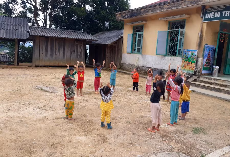 Cơ sở vật chất tại nhiều trường vùng khó thiếu đồng bộ, chưa đảm bảo công tác giảng dạy, chăm sóc trẻ. Trong ảnh: Giờ học ngoài trời của học sinh Trường Mầm non Trung Thu, huyện Tủa Chùa.