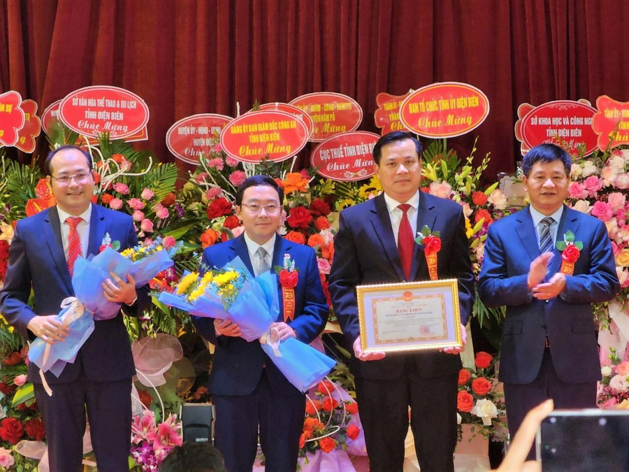 Ông Lê Thành Đô, Chủ tịch UBND tỉnh Điện Biên (ngoài cùng bên phải) tặng Bằng khen cho cán bộ, nhân dân huyện Tuần Giáo. Ông Lê Thành Đô, Chủ tịch UBND tỉnh Điện Biên (ngoài cùng bên phải) tặng Bằng khen cho cán bộ, nhân dân huyện Tuần Giáo.