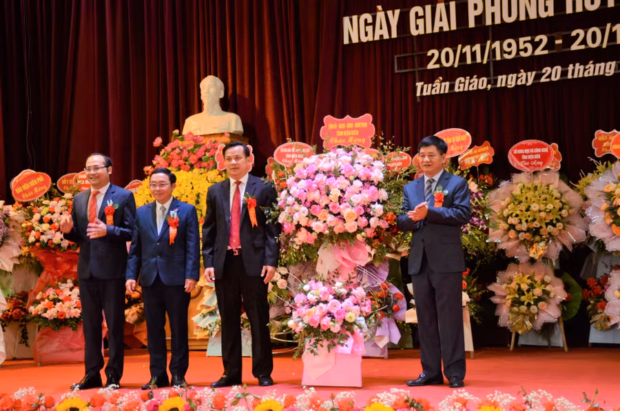 Ông Lê Thành Đô, Chủ tịch UBND tỉnh Điện Biên (ngoài cùng bên phải) tặng hoa chúc mừng huyện Tuần Giáo.