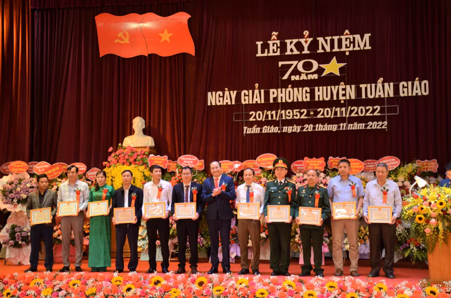 Lãnh đạo UBND huyện Tuần Giáo tặng Giấy khen cho các cá nhân xuất sắc trong thi đua chào mừng kỷ niệm 70 năm giải phóng.