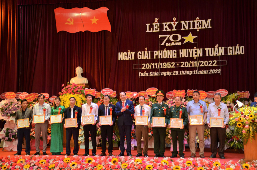 Lãnh đạo UBND huyện Tuần Giáo tặng Giấy khen cho các cá nhân xuất sắc trong thi đua chào mừng kỷ niệm 70 năm giải phóng. Lãnh đạo UBND huyện Tuần Giáo tặng Giấy khen cho các cá nhân xuất sắc trong thi đua chào mừng kỷ niệm 70 năm giải phóng.