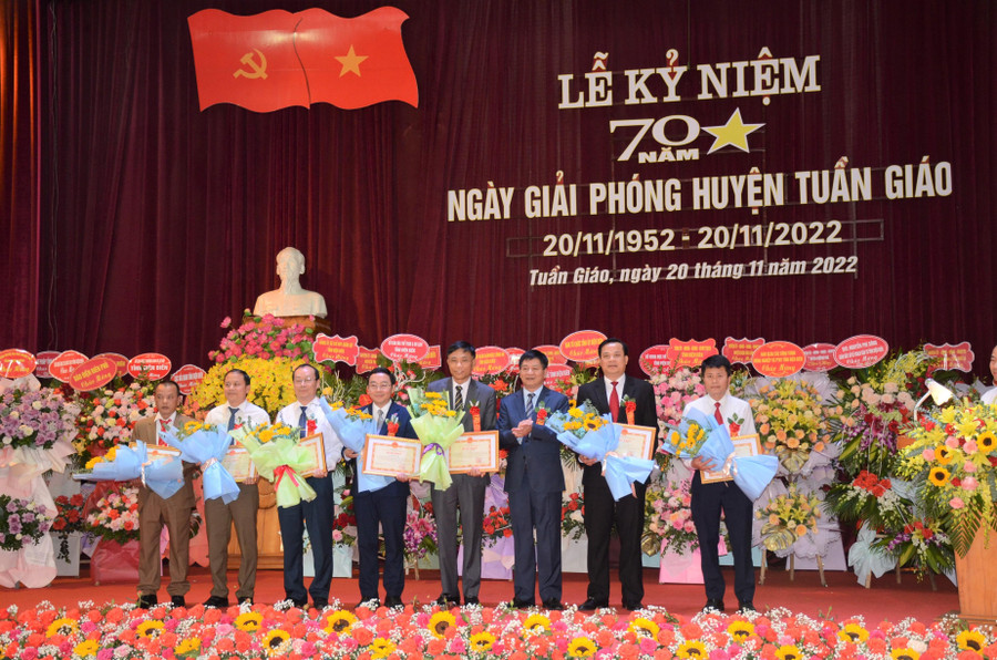 Các cá nhân tiêu biểu huyện Tuần Giáo nhận Bằng khen của UBND tỉnh Điện Biên. Các cá nhân tiêu biểu huyện Tuần Giáo nhận Bằng khen của UBND tỉnh Điện Biên.