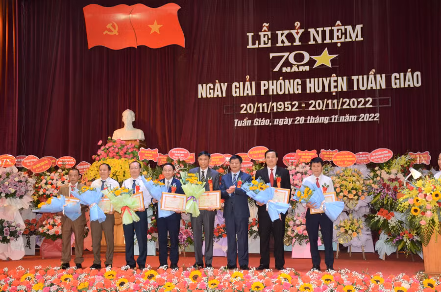 Các cá nhân tiêu biểu huyện Tuần Giáo nhận Bằng khen của UBND tỉnh Điện Biên.