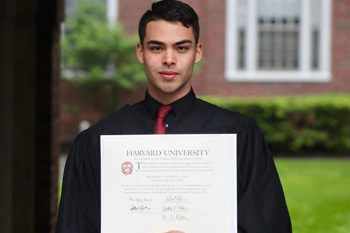 Shannon Satonori Lytle tự tin khoe tấm bằng của Đại học Harvard. 