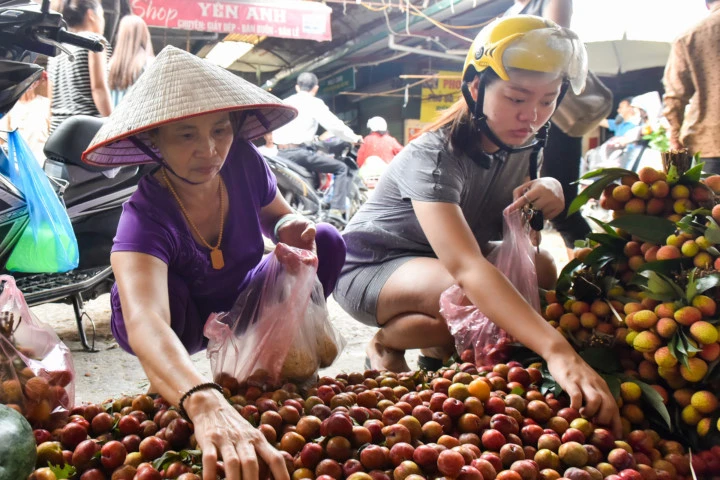 Chợ rượu nếp, vải, mận "giết sâu bọ" đắt hàng