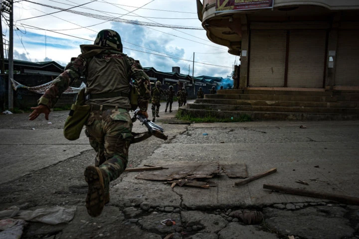 Binh sĩ Philippines trong cuộc chiến chống phiến quân Hồi giáo ở Marawi. Ảnh: AFP. 