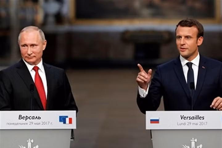 Tổng thống Nga Vladimir Putin (trái) và người đồng cấp Pháp Emmanuel Macron trong cuộc họp báo chung tại cung điện Versailles ngày 29/5. Ảnh: Reuters. 
