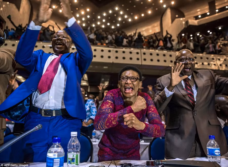 Các nghị sĩ ăn mừng trong nhà quốc hội