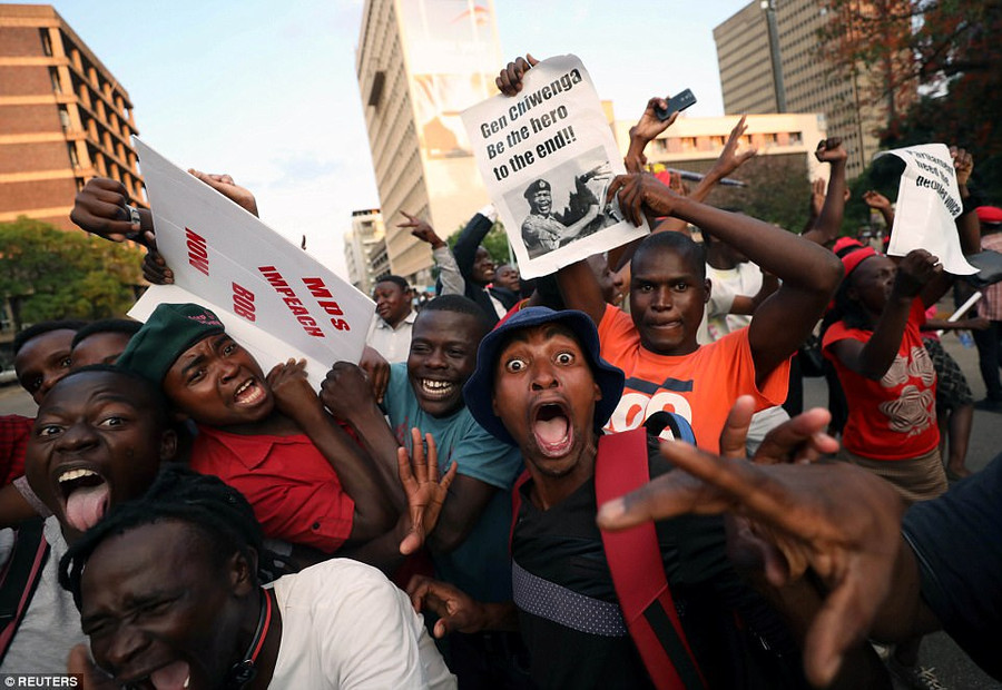 Người dân đổ xuống đường trước tin vui hiếm có Người dân đổ xuống đường trước tin vui hiếm có