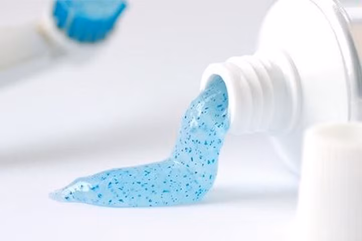 Vì sao không nên mua kem đánh răng, sữa rửa mặt có chứa hạt siêu nhỏ?