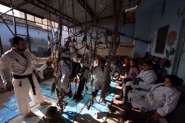 Việc cung cấp dịch vụ tại các khu vực do phe đối lập nắm giữ không hiệu quả khiến trẻ em có nhu cầu đặc biệt phải dựa vào các cơ quan viện trợ quốc tế, cũng như các tổ chức địa phương, để đảm bảo các em không bỏ lỡ cơ hội được học và chăm sóc cần thiết.