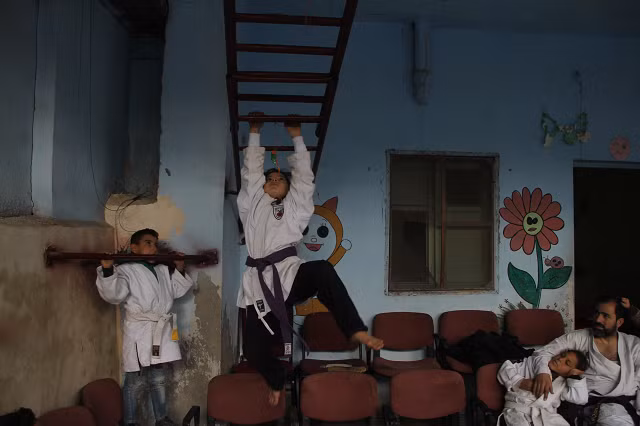 Theo Cao ủy Liên Hiệp Quốc về người tị nạn (UNHCR), khoảng 11,6 triệu người Syria đã phải rời bỏ nhà cửa kể từ khi xung đột bùng nổ vào năm 2011. Khoảng 5,5 triệu người đã rời khỏi đất nước, trong khi 6,1 triệu người phải di dời trong nước.