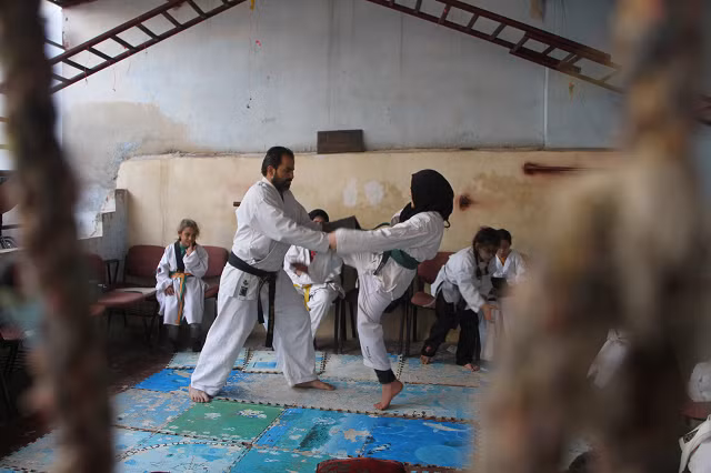 Nhiều trẻ em theo học tại trường đã phải di dời trong cuộc chiến tranh giành Aleppo và các trận chiến sau đó giữa chính phủ Syria và quân nổi dậy. Thành phố lớn nhất của Syria đã bị chia cắt giữa các lực lượng đối lập và chính phủ, cho đến khi quân đội trung thành với TT Assad đánh bại các tay súng nổi dậy vào năm 2016.