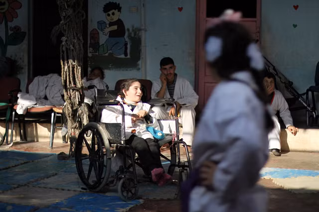 Anh Stouta điều hành một võ đường vào thứ năm hàng tuần để trẻ em có thể học võ. Nhiều trẻ em có nhu cầu đặc biệt, bao gồm cả những nhu cầu xuất phát từ thương tích chiến tranh, cũng như các dạng tự kỷ và khuyết tật về thể chất.