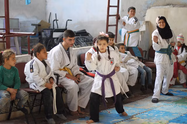 Stouta cho biết đã dựa vào tiền quyên góp từ những người Syria giàu có để trang trải cho hai năm đầu hoạt động tại trường. Kể từ đó, anh đã được các quỹ từ một tổ chức phi chính phủ hỗ trợ để giúp đỡ trẻ em dễ bị tổn thương. Trường có 35 trẻ nhưng khi có phương tiện đi lại, con số này có thể tăng lên 60.