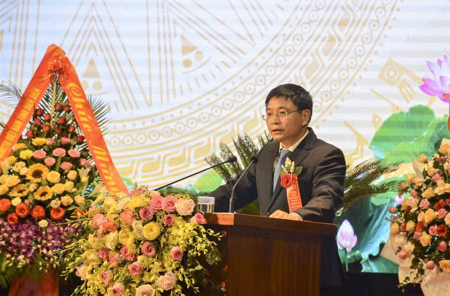 Ông Nguyễn Văn Thắng, Bí thư Tỉnh ủy Điện Biên phát biểu chúc mừng thành phố.