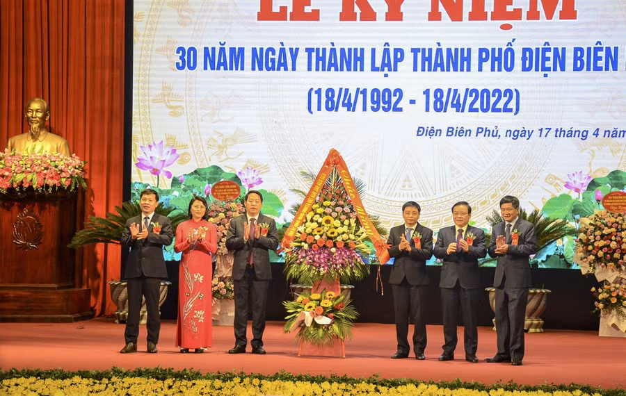 Lãnh đạo tỉnh Điện Biên tặng hoa chúc mừng.